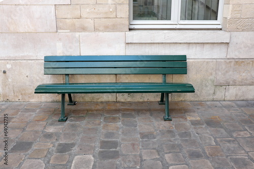 Canvas Print banc vert dans la cour au solpavé
