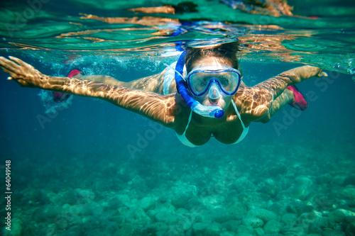 Młode kobiety przy snorkeling w tropikalnej wodzie