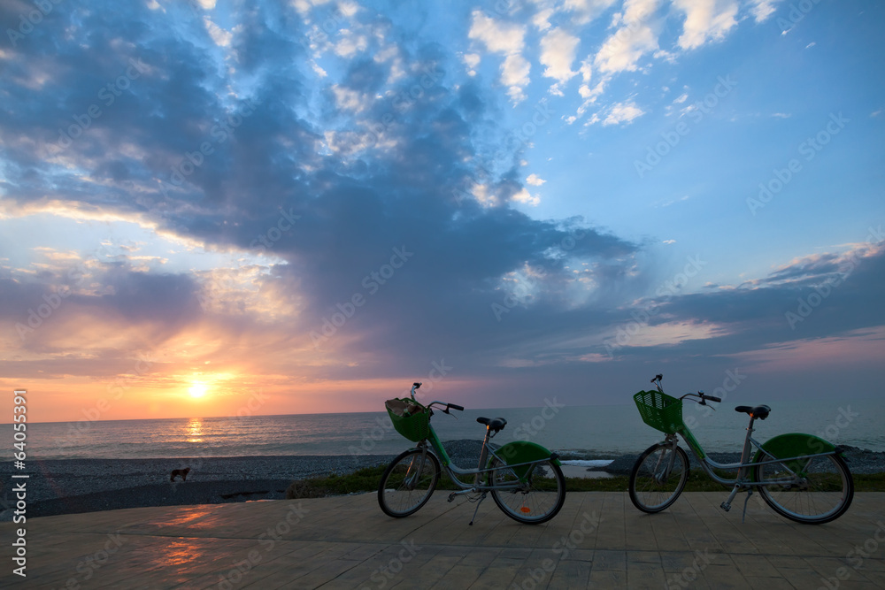 Obraz premium Two bicycles at sunset