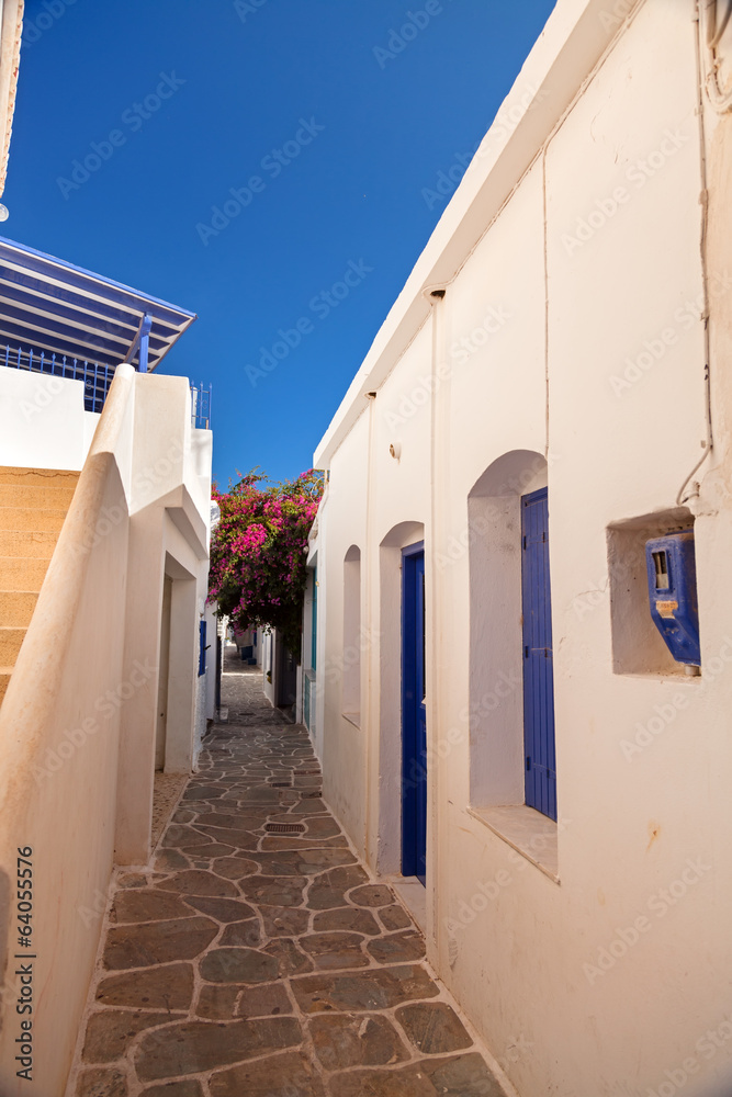 Fototapeta premium White houses and blue sky on the greek island