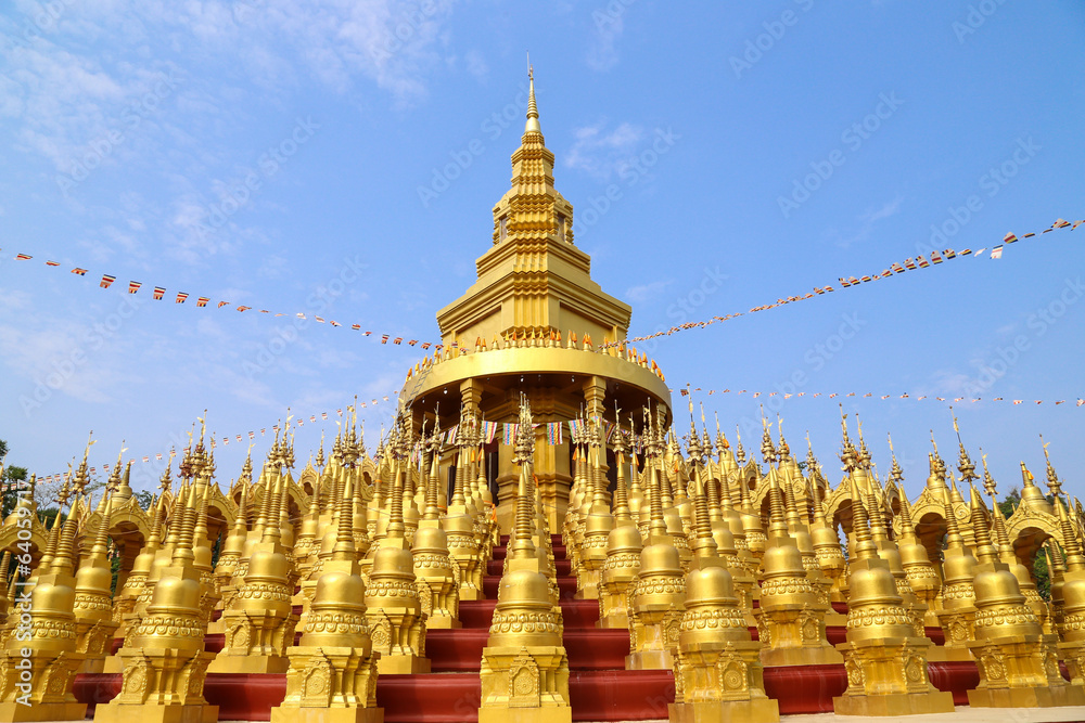 Fototapeta premium hundred of golden pagoda