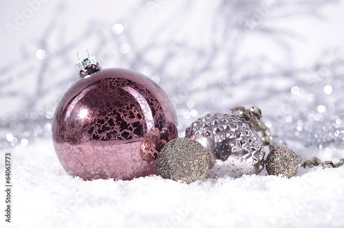 Weihnachtskugeln im Schnee photo