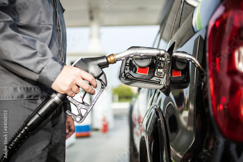 Obraz na płótnie Man fueling up a car