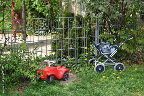 Kinderwagen und Bobbycar photo