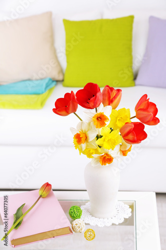 Fototapeta Naklejka Na Ścianę i Meble -  Beautiful spring flowers in vase on home interior background