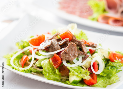 Vegetable salad with beef
