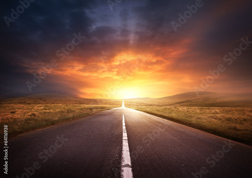 Fotografia, Obraz Road Leading Into A Sunset