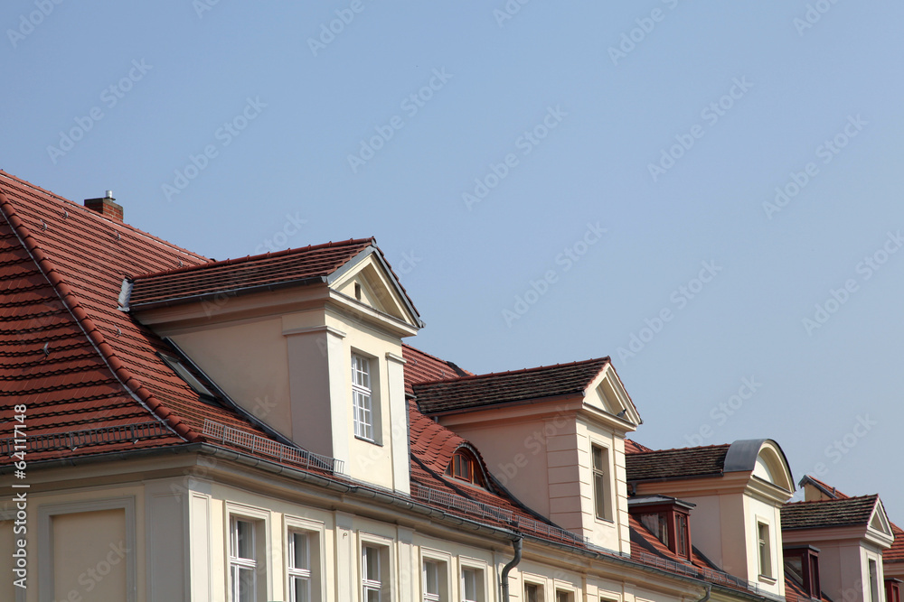Dachgauben eines Mehrfamilienhauses