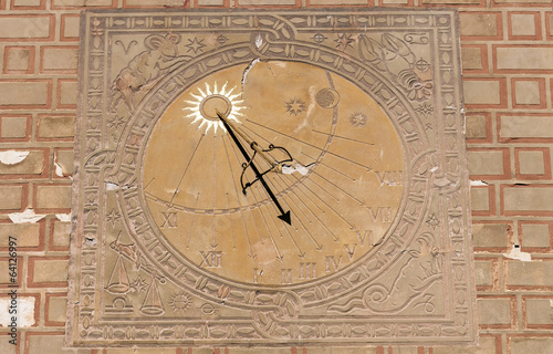 Sundial, solar clock.