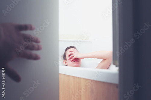 Fényképezés Sneaking up on woman in bathtub