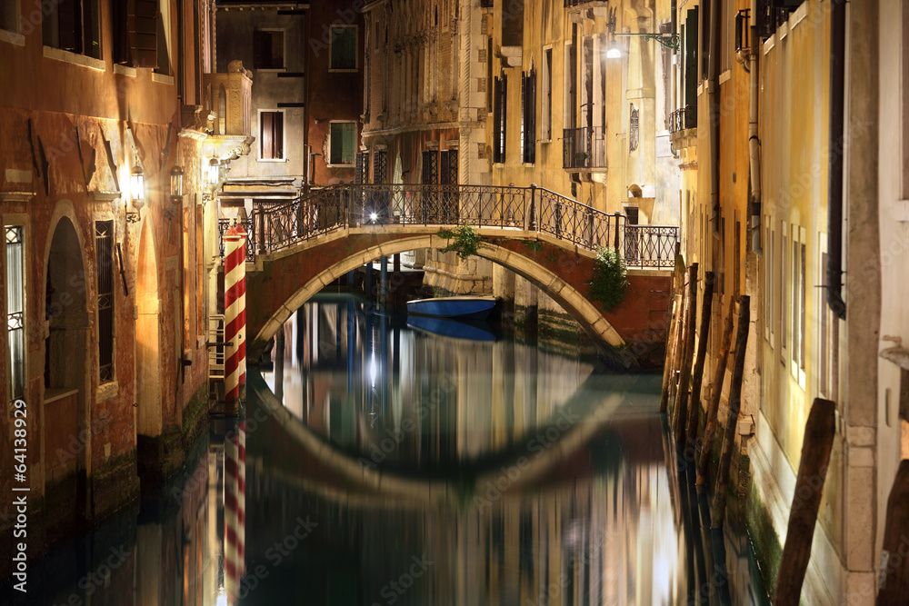 Naklejka premium Wenecja most i kanał w nocy