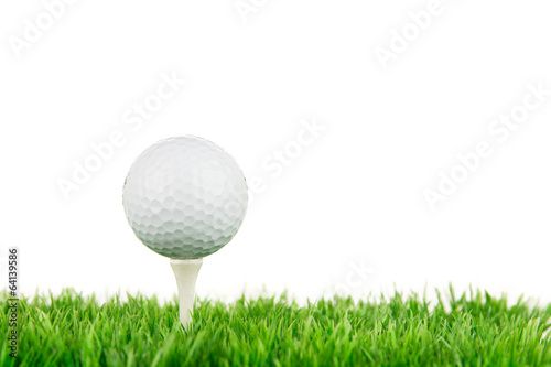 golfball liegt auf dem tee