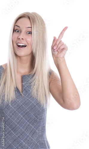 Lächelnde blonde mit erhobenem Zeigefinger