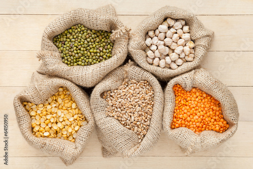 Foto hessian bags with cereal grains