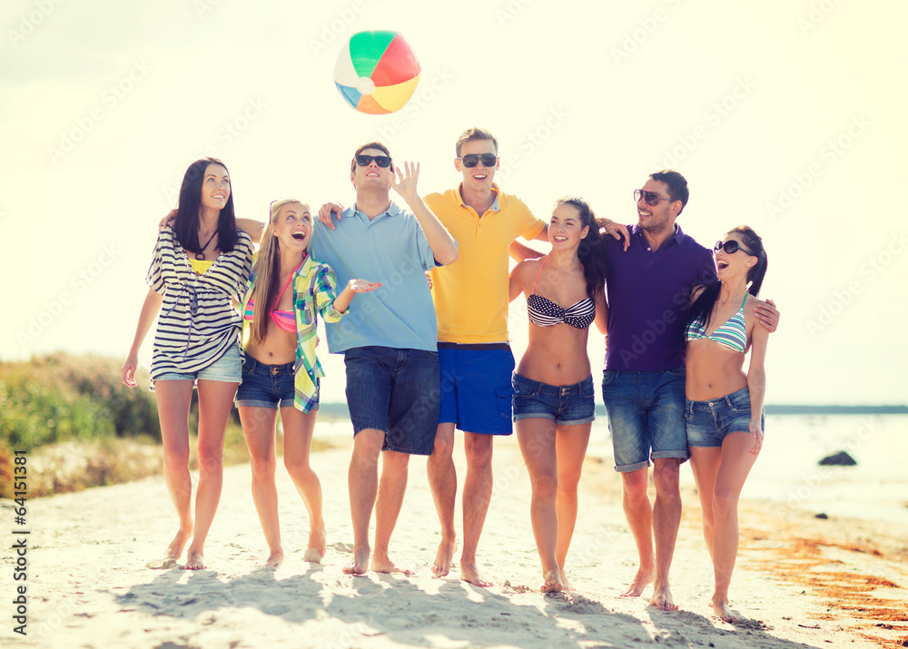 Obraz premium group of friends having fun on the beach