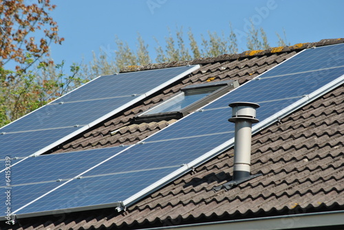 Zonnepanelen op het dak voor een goed milieu photo