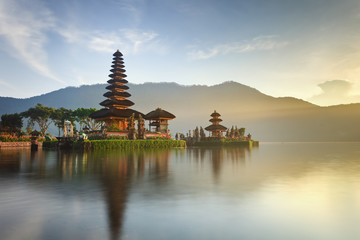 Wandcirkels Bali Ulun Danu tempel op Bratanmeer  © honzahruby