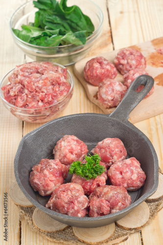 Raw minced meatballs