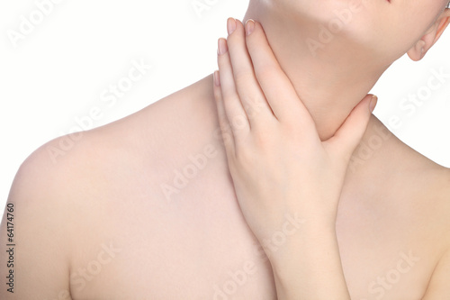 молодая девушка рукой держит шею