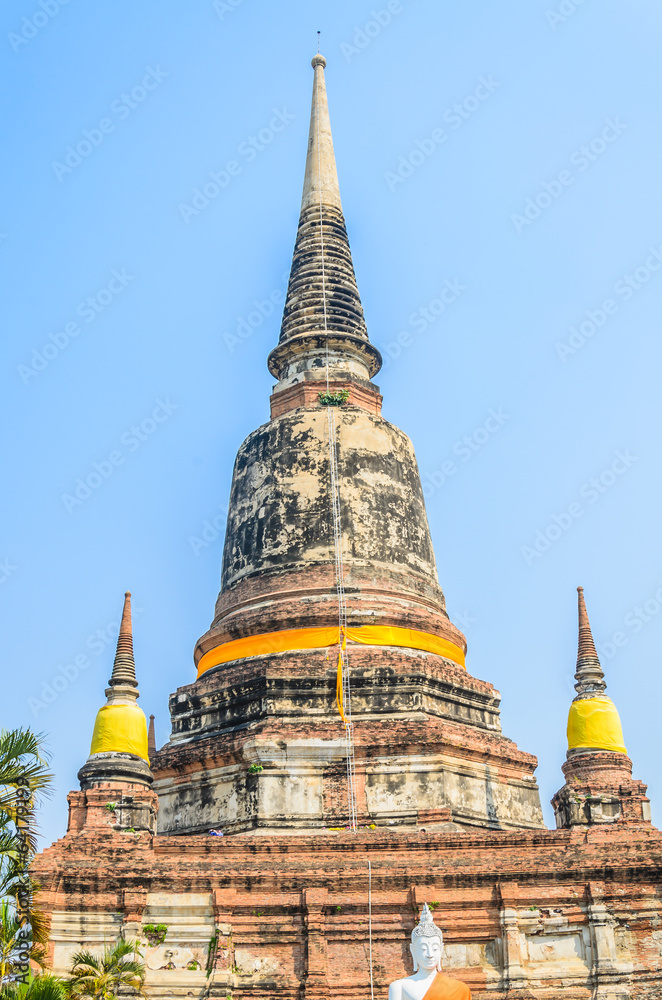 Naklejka premium Wat Yai Chaimongkol temple in ayutthaya Thailand