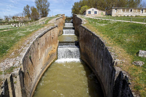 Canal castilla locks in Fromista photo