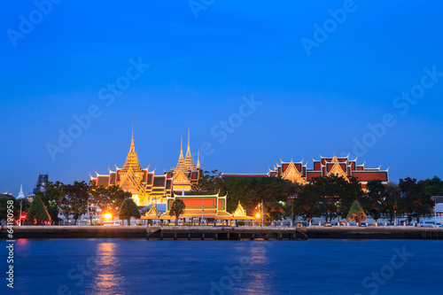 Wat Phra Kaew and Grand Palace alongside Chao Phraya river © Praiwun Thungsarn