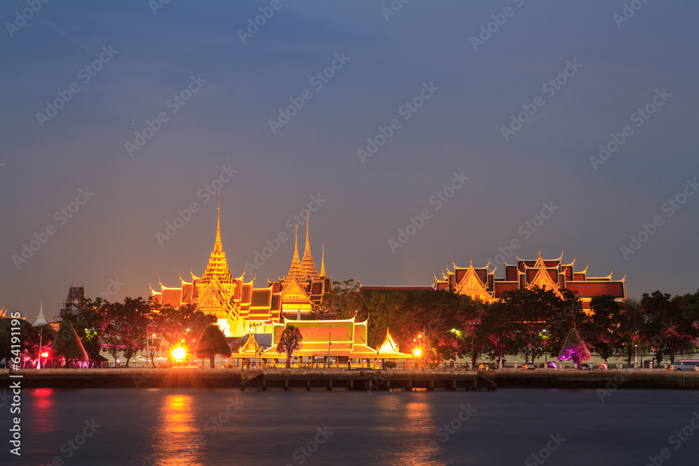 Fototapeta premium Wat Phra Kaew and Grand Palace alongside Chao Phraya river