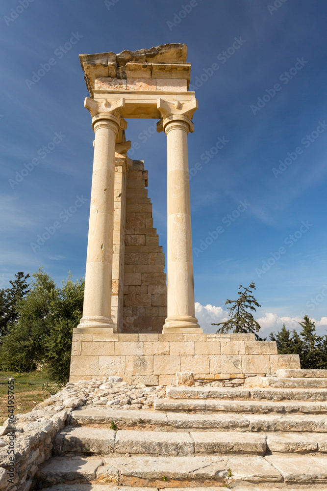 Escalier, colonne et temple dans le sanctuaire d'Apollon