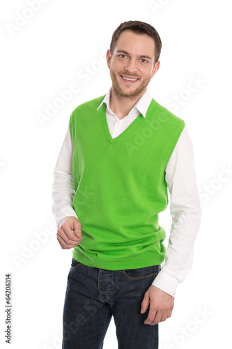 Junger lachender Mann isoliert in grünem Pullunder