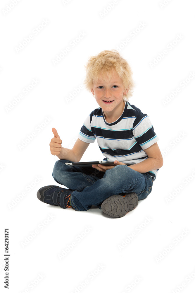 Positiver kleiner Junge mit Tablet Computer Positiver kleiner Junge mit Tablet Computer