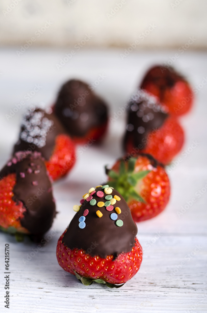 Erdbeeren mit Schokoladenüberzug und bunten Streuseln Stock-Foto ...