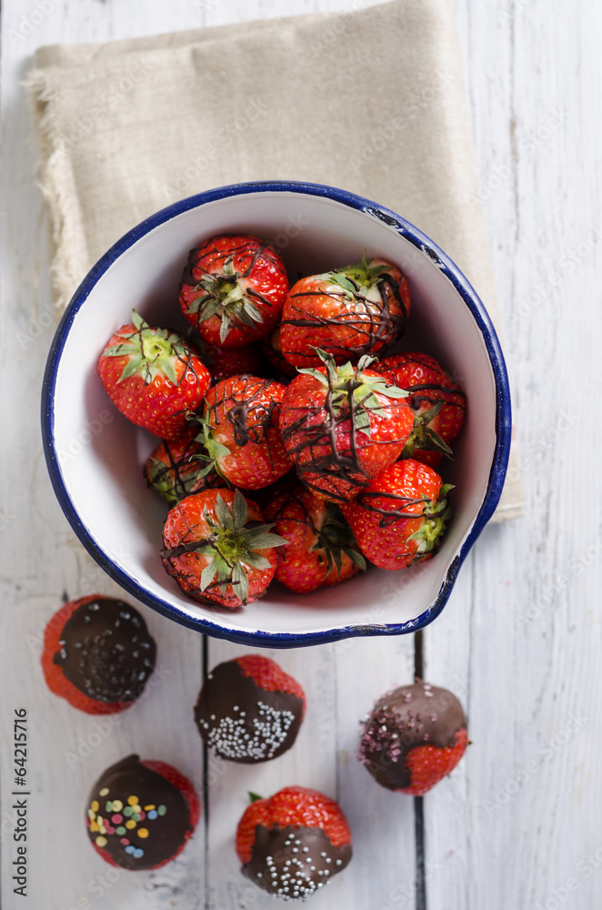 Erdbeeren mit Schokoladenüberzug und bunten Streuseln Stock Photo ...