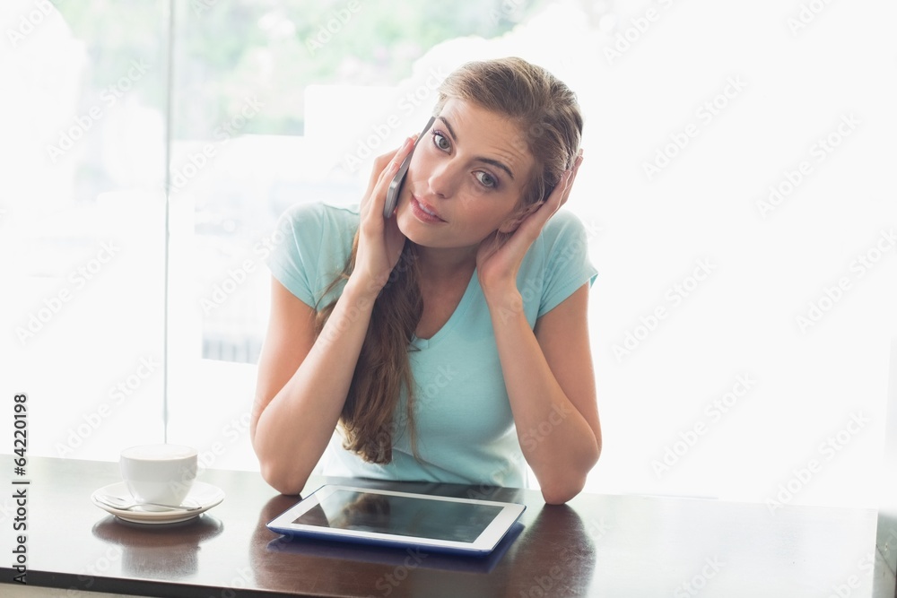 Obraz premium Woman with coffee cup using digital tablet and cellphone in coff
