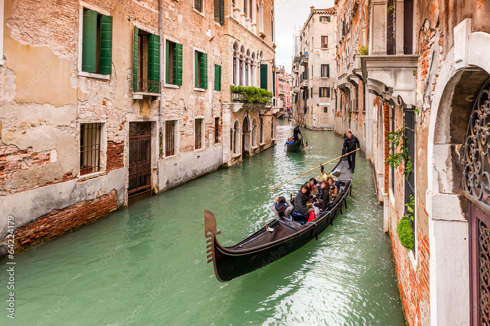 Gondoles touristiques sur un Canal à Venise en Vénétie, Italie