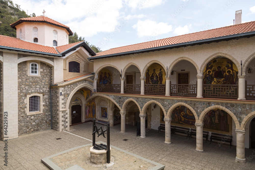 Galerie à arcades et dorures au monastère de Kykkos