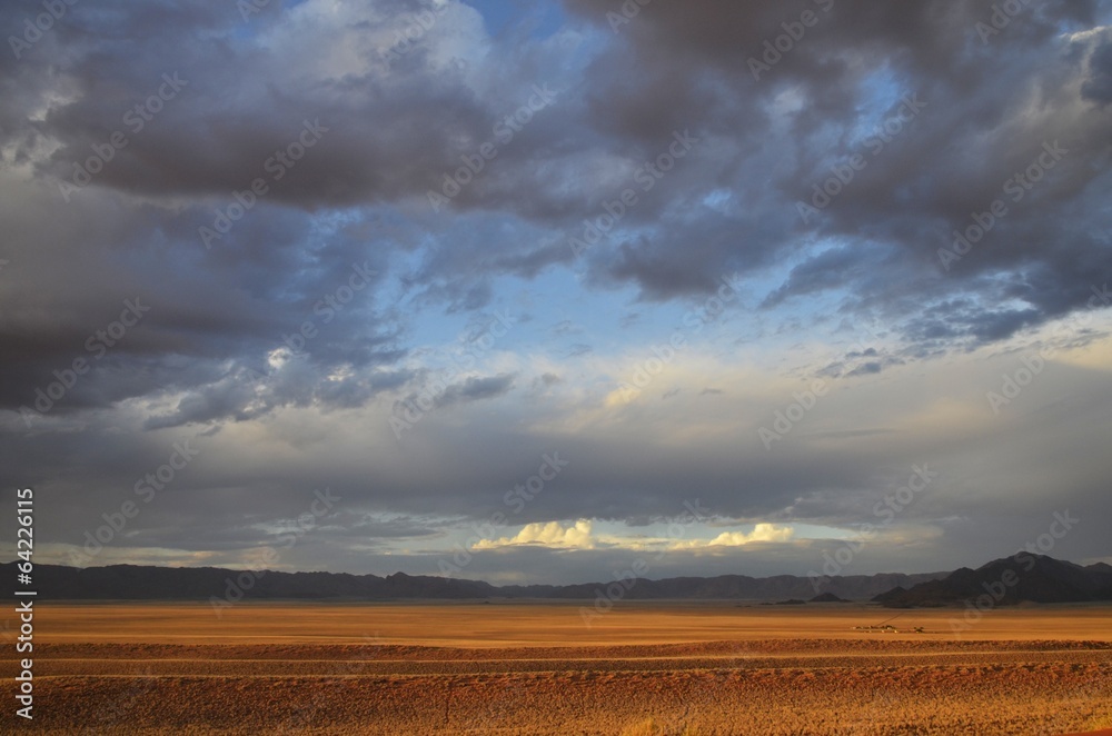 Wolkenstimmung in den Tirasbergen