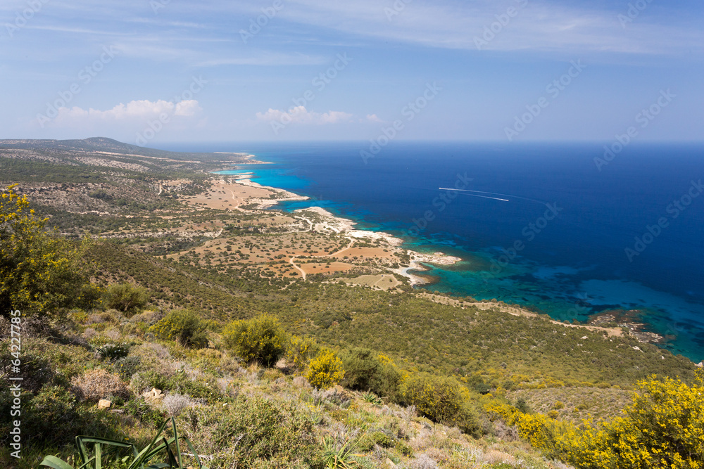 Mer méditerranée turquoise et côte de Chypre