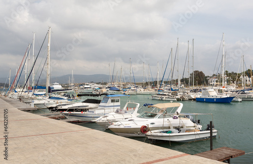 Bateaux dans le port de Latchi
