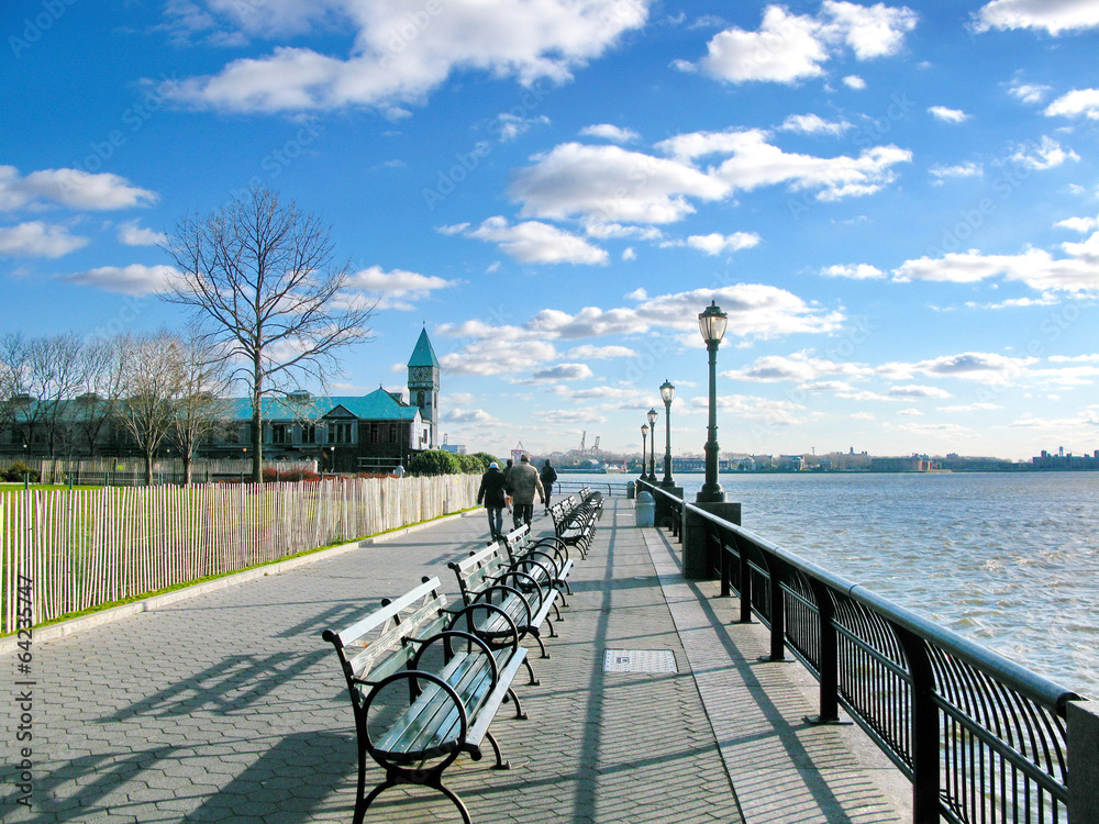 Obraz premium New York City: Battery Park sidewalk on a sunny day, with histor