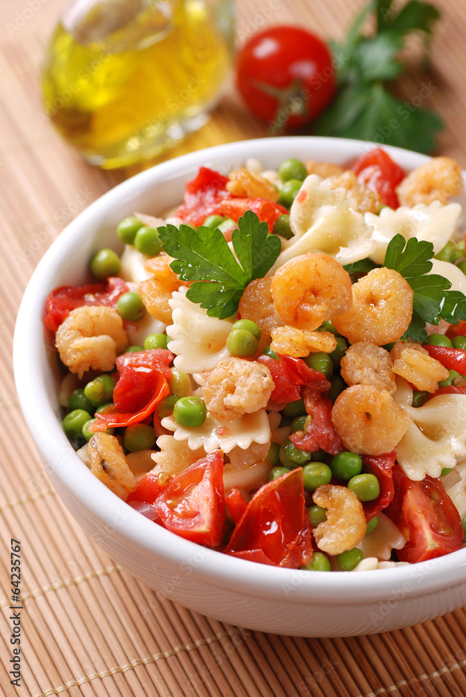 pasta con gamberetti, piselli e pomodorino