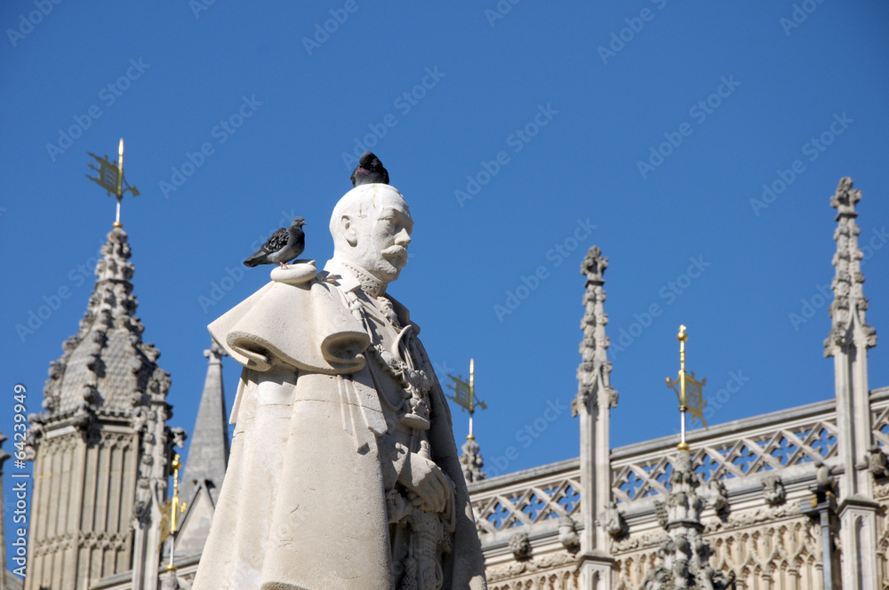 Fototapeta premium Statue of King George 5th behind Westminster Abbey