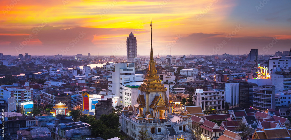 Obraz premium Urban City Skyline with Wat Traimit (Temple) Bangkok, Thailand.