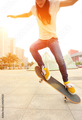 Canvastavla skateboarding woman jump