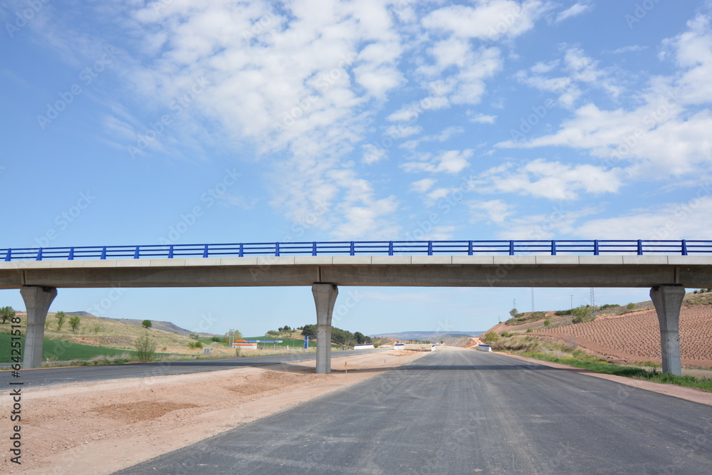 puente en carretera de nueva construccion en obras