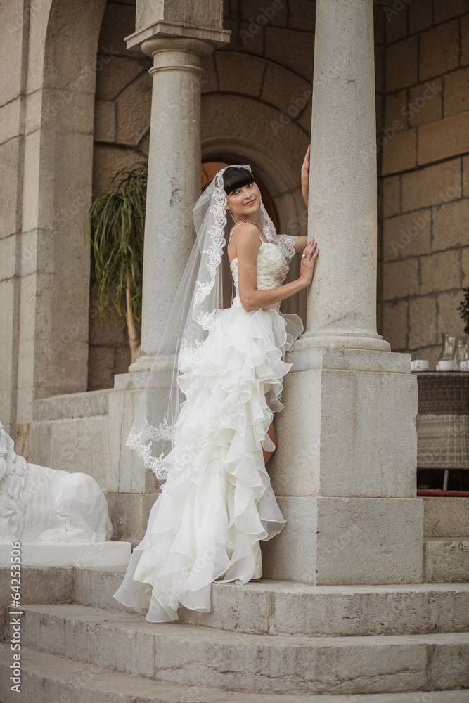 Obraz premium A bride in a veil in the park