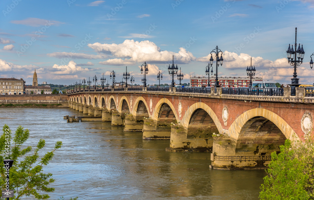Fototapeta premium Pont de pierre in Bordeaux - Aquitaine, France