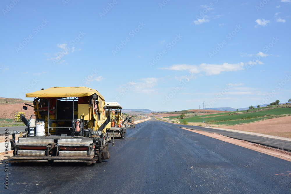 carretera en obras con maquinaria pesada