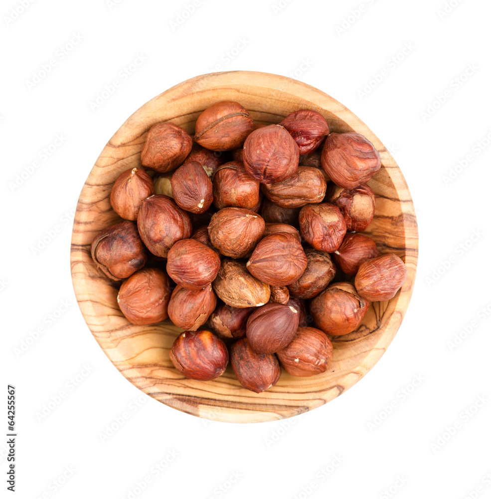 Obraz premium Hazelnuts in a wooden bowl