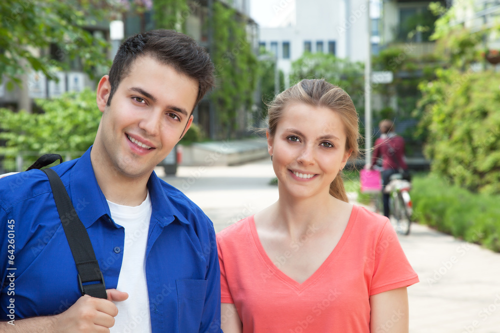 Zwei Studenten auf dem Campus schauen zur Kamera Zwei Studenten auf dem Campus schauen zur Kamera