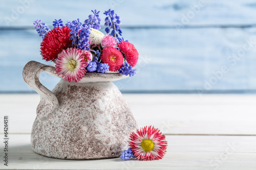 Fototapeta Naklejka Na Ścianę i Meble -  Blue and red daisy flower in vase